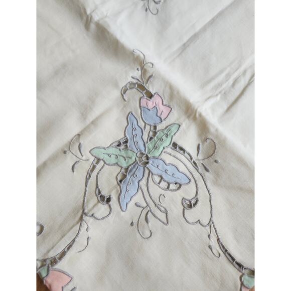 Vintage Embroidered Cutwork Tablecloth & 4 Napkins Floral Butterfly Cottagecore - Picture 9 of 9